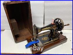 ANTIQUE CAST IRON SINGER 28k HAND CRANK SEWING MACHINE WITH WOODEN CARRY CASE