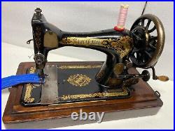 ANTIQUE CAST IRON SINGER 28k HAND CRANK SEWING MACHINE WITH WOODEN CARRY CASE