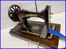 ANTIQUE CAST IRON SINGER 28k HAND CRANK SEWING MACHINE WITH WOODEN CARRY CASE