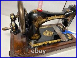 ANTIQUE CAST IRON SINGER 28k HAND CRANK SEWING MACHINE WITH WOODEN CARRY CASE