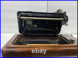 ANTIQUE CAST IRON SINGER 28k HAND CRANK SEWING MACHINE WITH WOODEN CARRY CASE