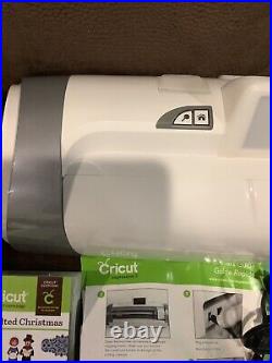 Cricut Expression 2 Cutting Machine + Carrying Bag and XMAS Cartridge CREX002