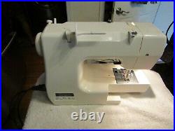 Janome JEM GOLD 660 Portable Sewing / Quilting Machine w Carrying Case WORKS