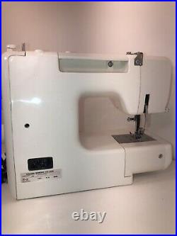 Singer 132 Featherweight Electric Sewing Machine with Carry Case