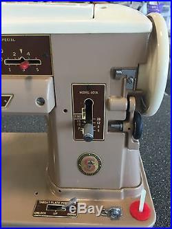Singer 401A Sewing Machine Includes Pedal And Hard Carrying Case RARE