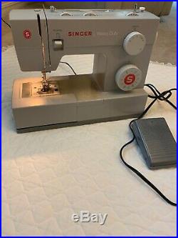Singer 4423 Mechanical Heavy Duty Sewing Machine & White Plastic Carrying Case