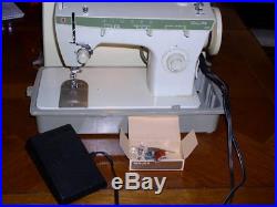 Singer Fashion Mate Model 252 Sewing Machine in Carrying Case