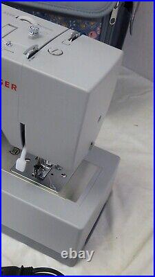 Singer Heavy Duty 44S Sewing Machine 23 Built-In Stitches Carry Case/Roller Bag