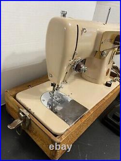 Singer Sewing Machine Fashion Mate Model 223 with Pedal Cord Carrying Case VTG