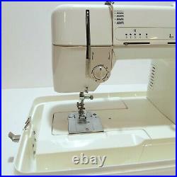 Singer Sewing Machine Model 2517C with pedal 130V w Carrying Case