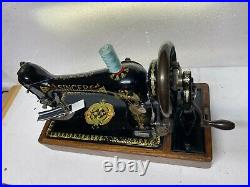 VINTAGE CAST IRON SINGER 99k HAND CRANK SEWING MACHINE WITH WOODEN CARRY CASE