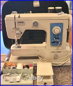 Vintage BROTHER CHARGER 622 Model SEWING MACHINE With CARRYING CASE & ACCESSORIES