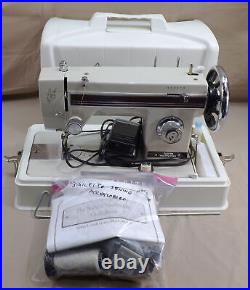 Vintage Sailrite Yachtsman Sewing Machine withCarry Case & Accessories